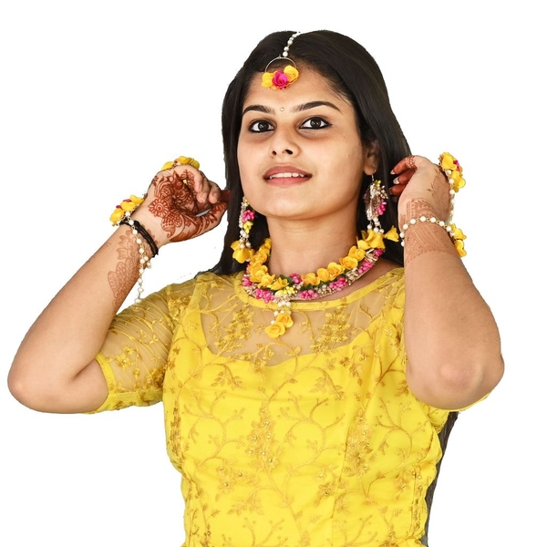 Yellow Lehenga For Haldi thumbnail 3