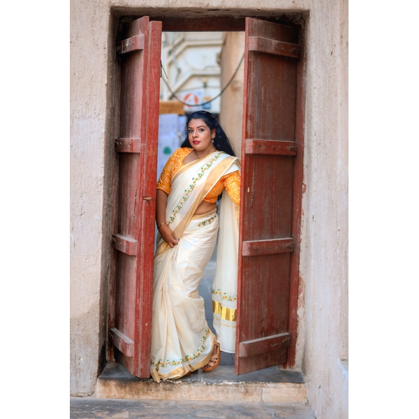 Cotton Kasavu Saree with Yellow Daisy Embroidery thumbnail 4