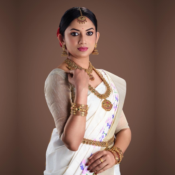 Onam Kasavu Saree With Lavender Blooms thumbnail 2